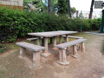 Accedendo ci imbattiamo subito sulla nostra destra in uno splendido tavolo con panche litiche sorrette da tante piccole colonnine istoriate inserite in epoca pi� recente